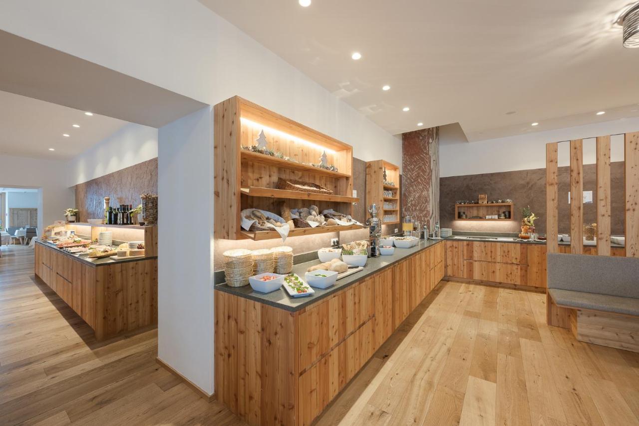 Hotel Madatsch Трафой Екстериор снимка