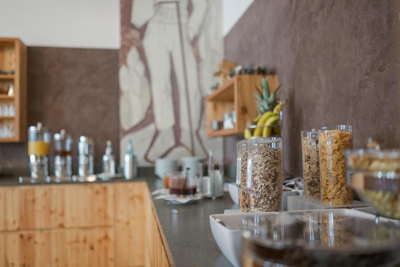 Hotel Madatsch Трафой Екстериор снимка