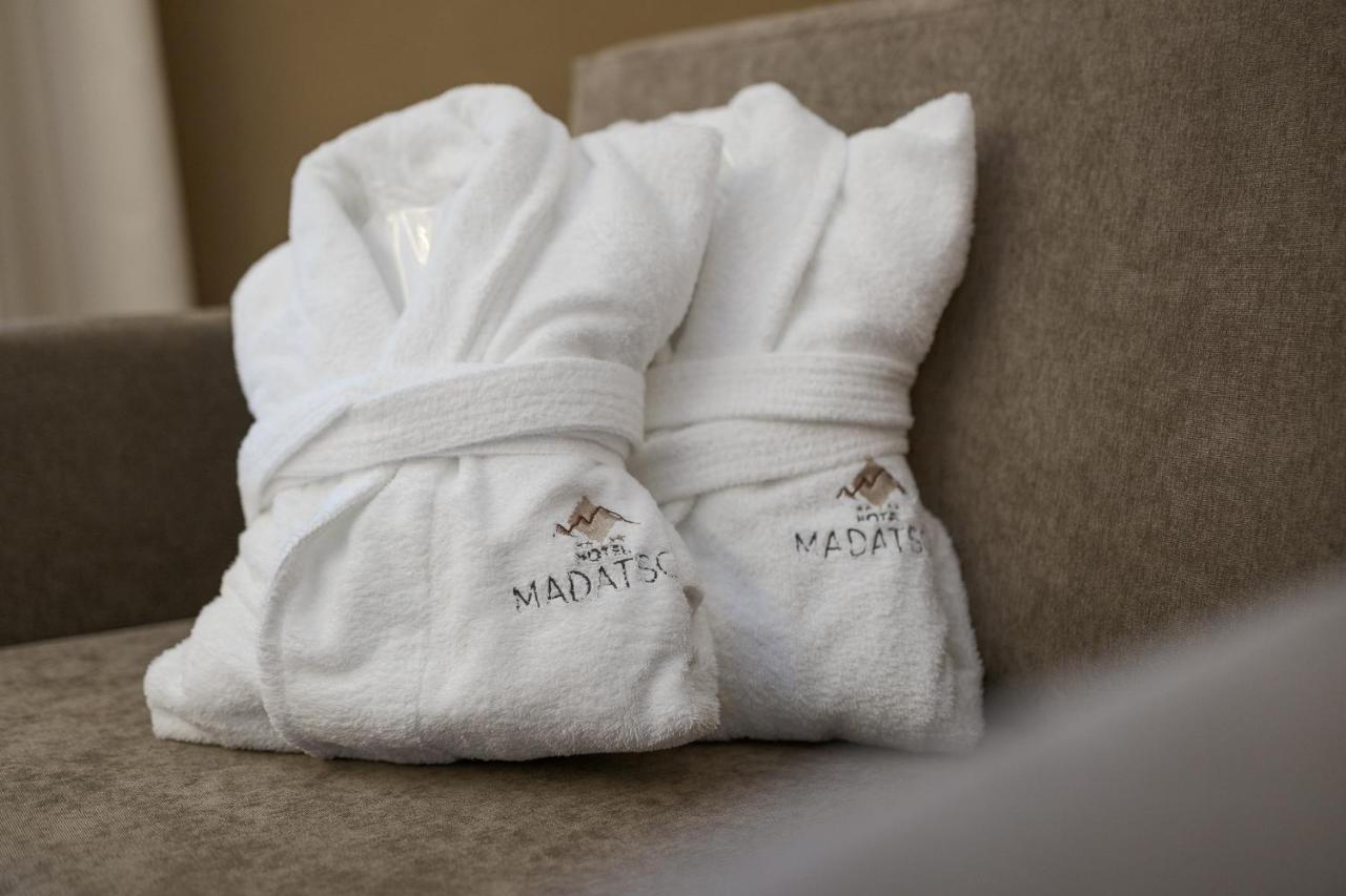 Hotel Madatsch Трафой Екстериор снимка