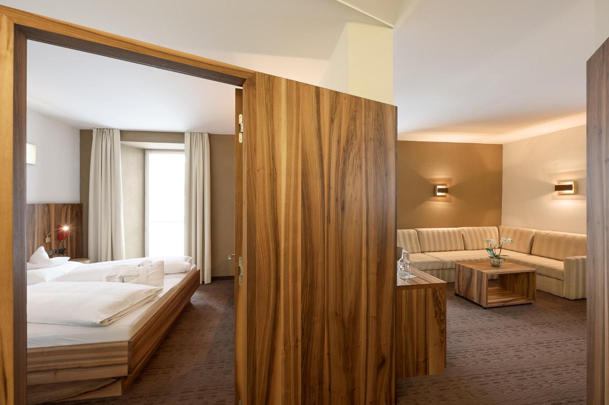 Hotel Madatsch Трафой Екстериор снимка