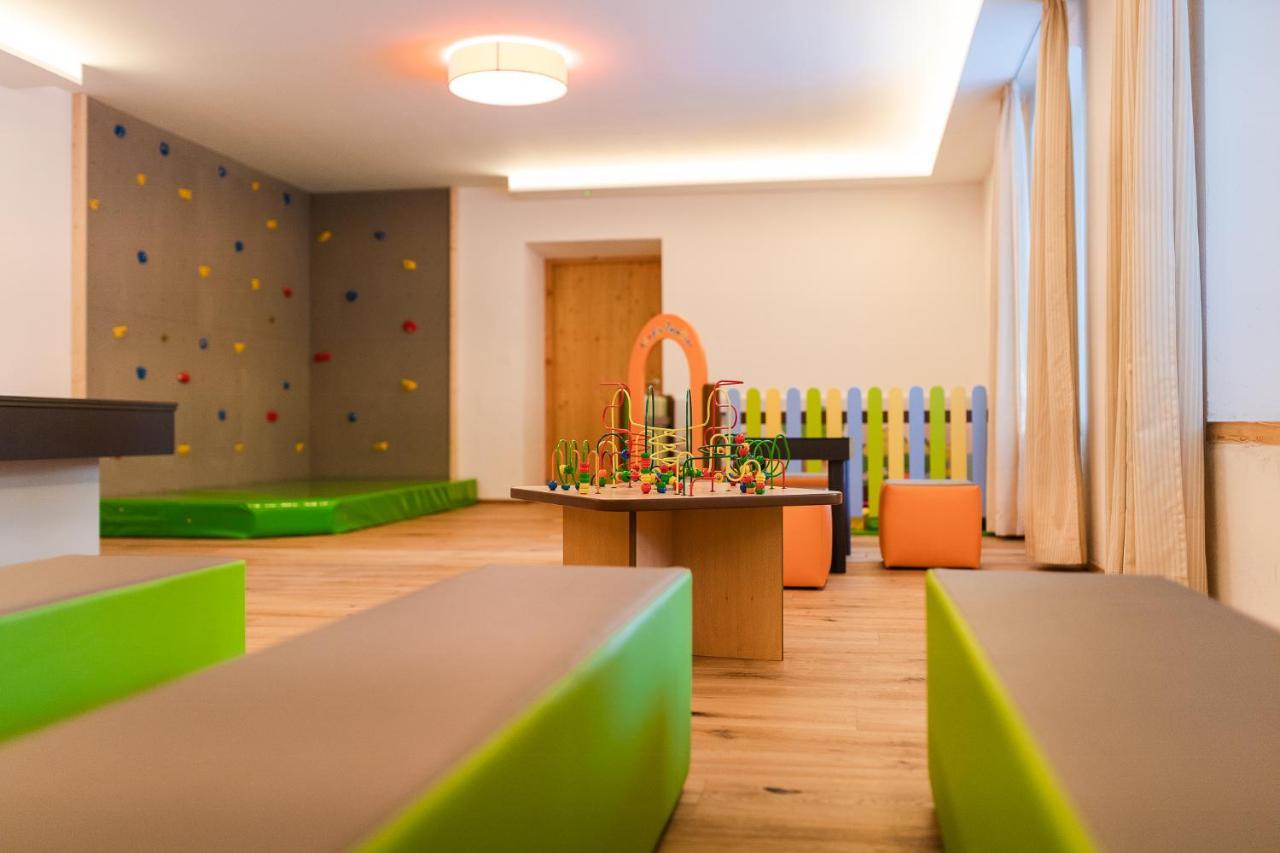 Hotel Madatsch Трафой Екстериор снимка