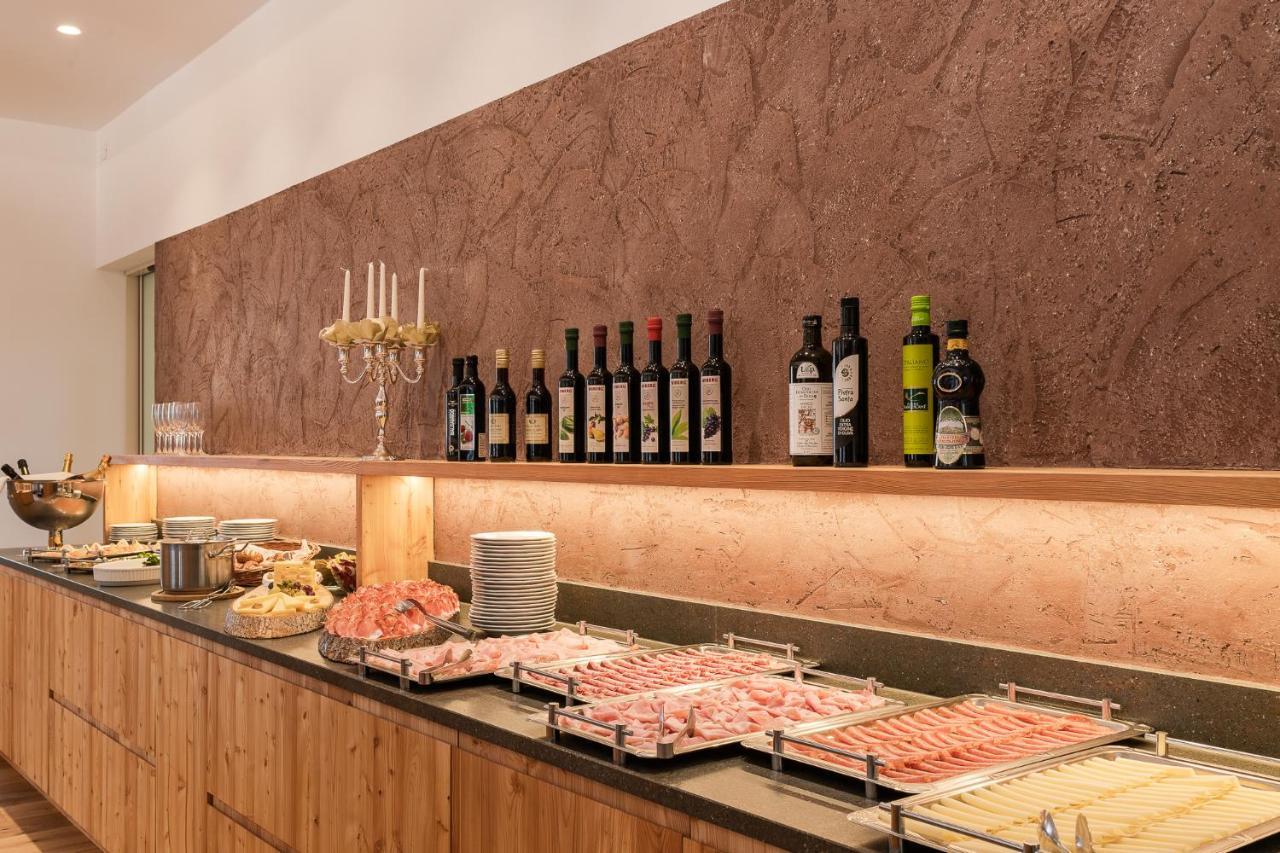 Hotel Madatsch Трафой Екстериор снимка